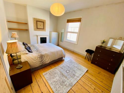 Spacious Victorian family Town House, sleeps 6, near York Centre Accommodation image 3 Spacious Victorian family Town House, sleeps 6, near York Centre image three