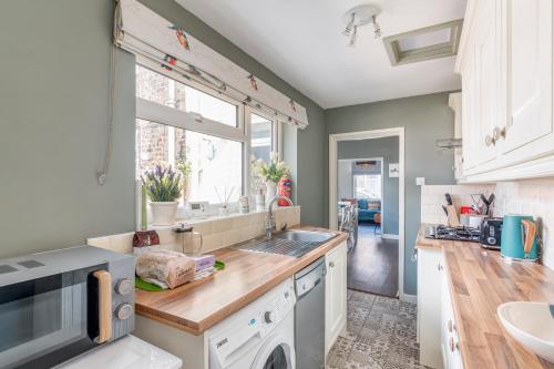 Pass the Keys Vibrant Victorian Home Accommodation image 3 Pass the Keys Vibrant Victorian Home image three