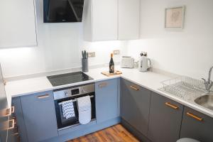 Beautiful 1-Bed Apartment - City Centre - FREE Wi-Fi - New image two