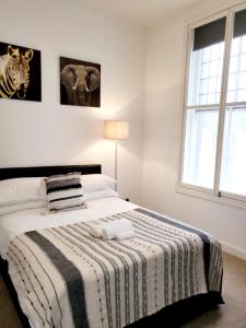 Central 2bed Apartment w/parking image two