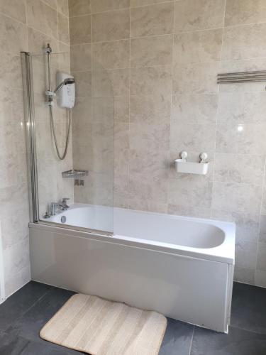 Central 2bed Apartment w/parking image three