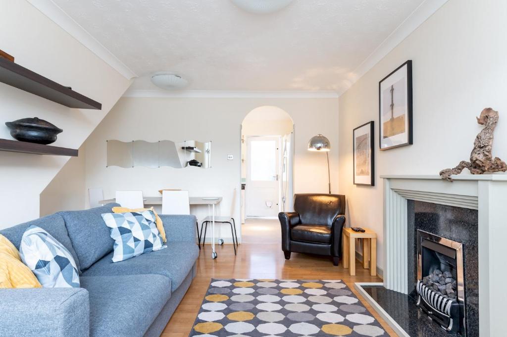 Pass the Keys Spacious Townhouse with 900Mbps Internet Parking Accommodation image 1 Pass the Keys Spacious Townhouse with 900Mbps Internet Parking image one
