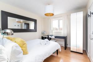 Pass the Keys Spacious Townhouse with 900Mbps Internet Parking Accommodation image 2 Pass the Keys Spacious Townhouse with 900Mbps Internet Parking image two