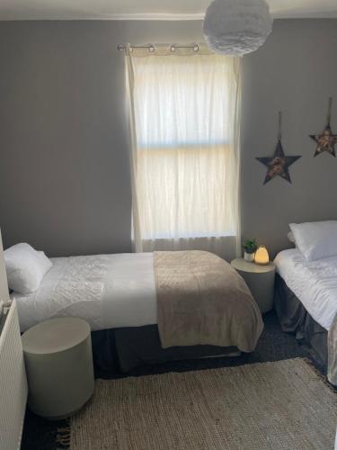 Perfect for large groups, sleeps 17 close to city centre Accommodation image 3 Perfect for large groups, sleeps 17 close to city centre image three