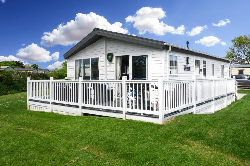 Picture of Stunning 6 berth lodge for hire at Skipsea Sands in Yorkshire ref 41077WF