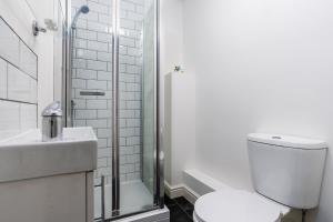 Free Parking & Spacious & Modern Contractor House image two