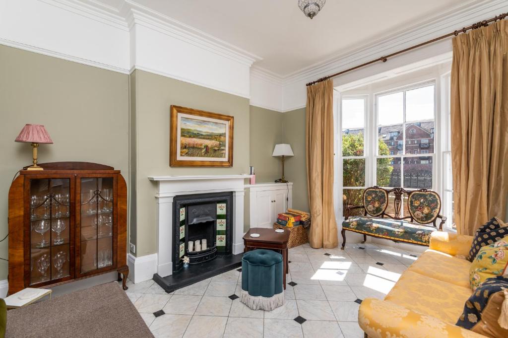 Pass the Keys Opulent 4 bed house in YO1 with riverside views Accommodation image 1 Pass the Keys Opulent 4 bed house in YO1 with riverside views image one