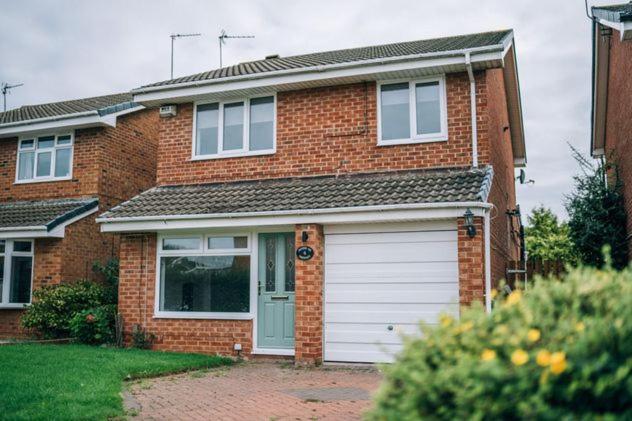 Wiske Close beautiful spacious 3 bed HomeFromHome Accommodation image 1 Wiske Close beautiful spacious 3 bed HomeFromHome image one