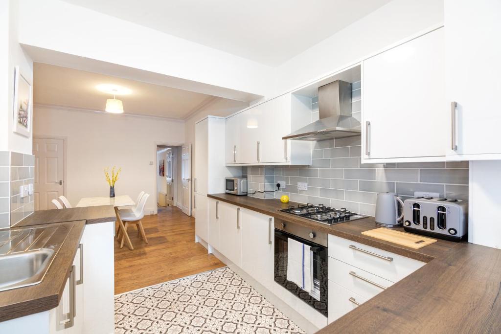 4 bedroom house, 5 double beds and free parking. image one