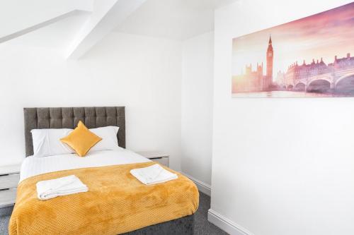 4 bedroom house, 5 double beds and free parking. image three
