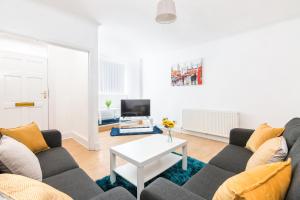 4 bedroom house, 5 double beds and free parking. image two