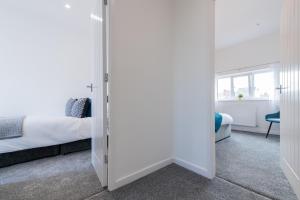 Agbrigg Park View Place - Bright 2-Bed House Accommodation image 2 Agbrigg Park View Place - Bright 2-Bed House image two