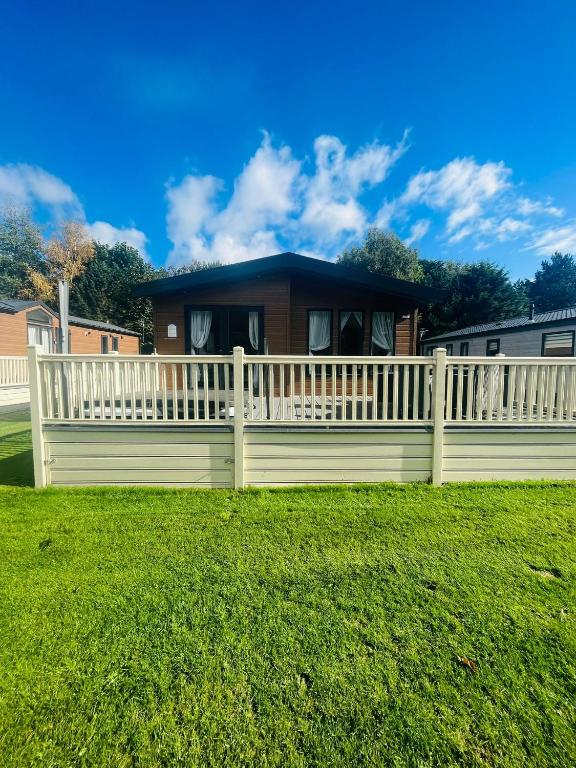 Waters Edge Lodge with Hot Tub Accommodation image 1 Waters Edge Lodge with Hot Tub image one