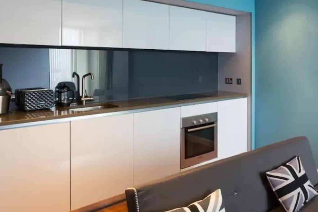 Luxury 2 Bed Apartment - Sheffield City Centre Accommodation image 1 Luxury 2 Bed Apartment - Sheffield City Centre image one