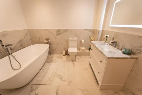 Luxury 4 Bedroom Home with Panoramic Views Accommodation image 3 Luxury 4 Bedroom Home with Panoramic Views image three