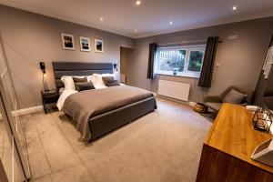 Luxury 4 Bedroom Home with Panoramic Views Accommodation image 2 Luxury 4 Bedroom Home with Panoramic Views image two