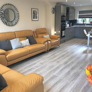 City Centre Town House with City Views and Free Parking 7FSBI image one
