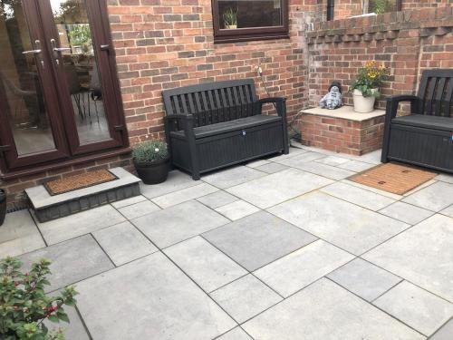City Centre Town House with City Views and Free Parking 7FSBI image three