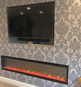 City Centre Town House with City Views and Free Parking 7FSBI image two