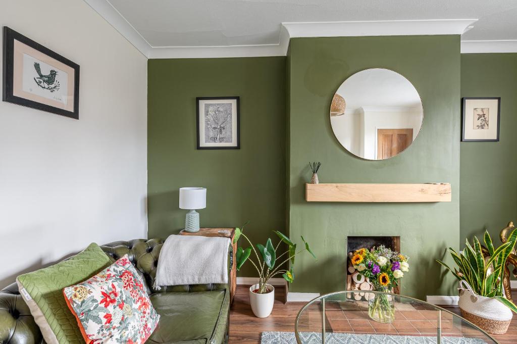 Central property with free parking, 10 min walk to Bar Walls image one