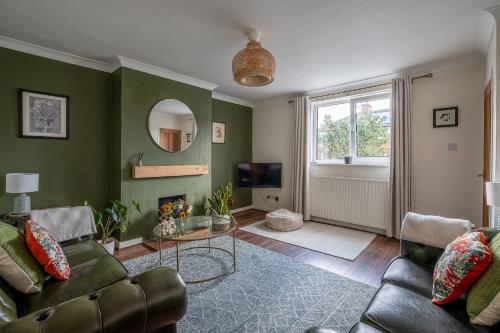 Central property with free parking, 10 min walk to Bar Walls image three