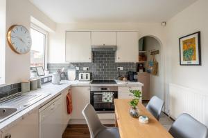 Central property with free parking, 10 min walk to Bar Walls image two