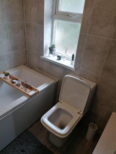 Stunning 3-bedroom Home in Middleton, Leeds Accommodation image 3 Stunning 3-bedroom Home in Middleton, Leeds image three