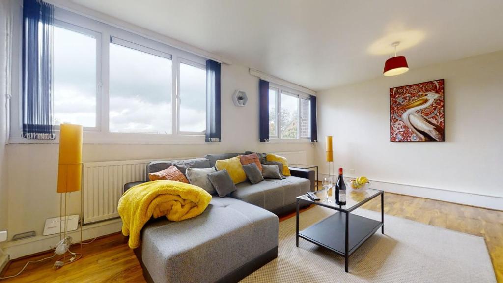 3 Bed Sheffield City Centre Apartment Accommodation image 1 3 Bed Sheffield City Centre Apartment image one