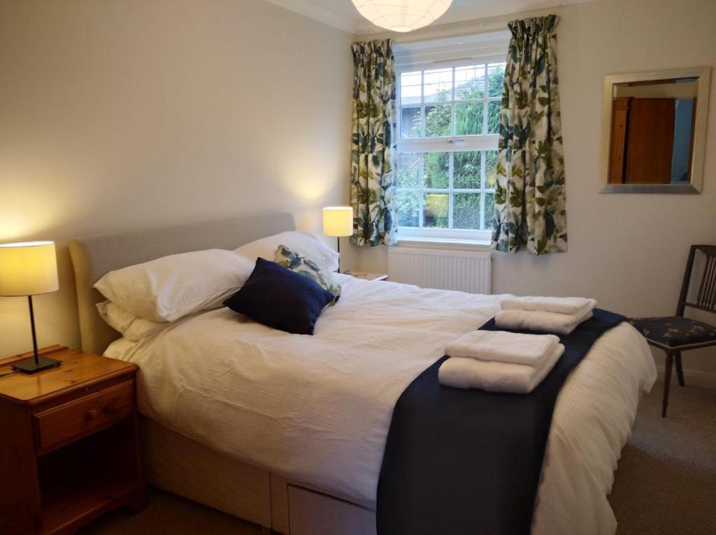 Spacious 4-Bedroom House with Garden Accommodation image 1 Spacious 4-Bedroom House with Garden image one
