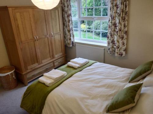 Spacious 4-Bedroom House with Garden Accommodation image 3 Spacious 4-Bedroom House with Garden image three