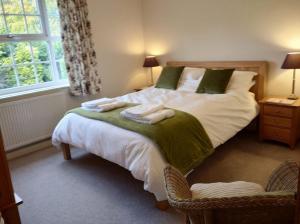 Spacious 4-Bedroom House with Garden Accommodation image 2 Spacious 4-Bedroom House with Garden image two
