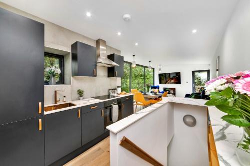 Luxurious Hidden Escape by Hebden Beck image three