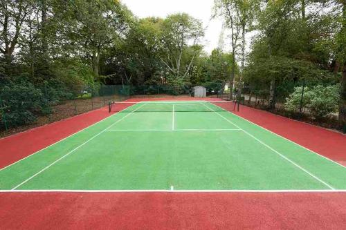 The Stables with Jacuzzi & tennis court Accommodation image 3 The Stables with Jacuzzi & tennis court image three