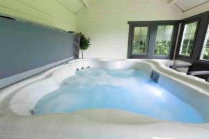 The Stables with Jacuzzi & tennis court Accommodation image 2 The Stables with Jacuzzi & tennis court image two