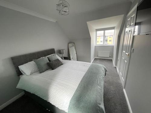 Redcar House - New build Sleeps 6 Workstays UK Accommodation image 3 Redcar House - New build Sleeps 6 Workstays UK image three