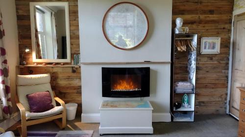 The Cabin: Great Views,Garden,Close to Town, Quiet image three