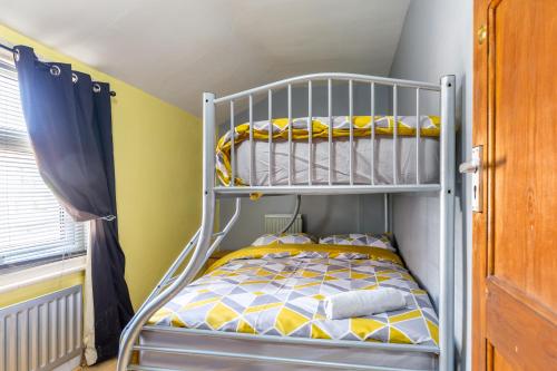 4 bedroom Town Centre Town House free parking and Wi-Fi Accommodation image 3 4 bedroom Town Centre Town House free parking and Wi-Fi image three