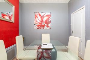 4 bedroom Town Centre Town House free parking and Wi-Fi Accommodation image 2 4 bedroom Town Centre Town House free parking and Wi-Fi image two