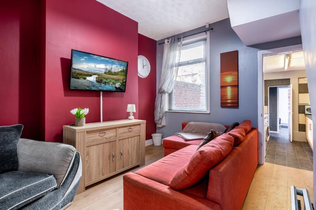 4 bedroom Town Centre Town House free parking and Wi-Fi Accommodation image 1 4 bedroom Town Centre Town House free parking and Wi-Fi image one