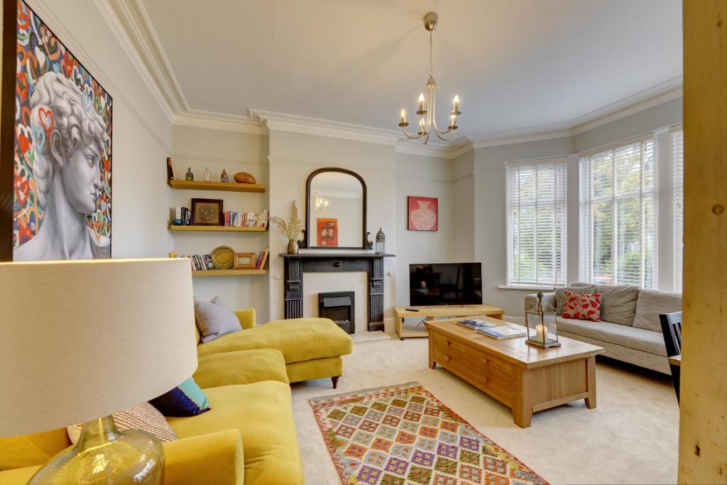 Stylish 2 Bedroom Maisonette With Parking Accommodation image 1 Stylish 2 Bedroom Maisonette With Parking image one