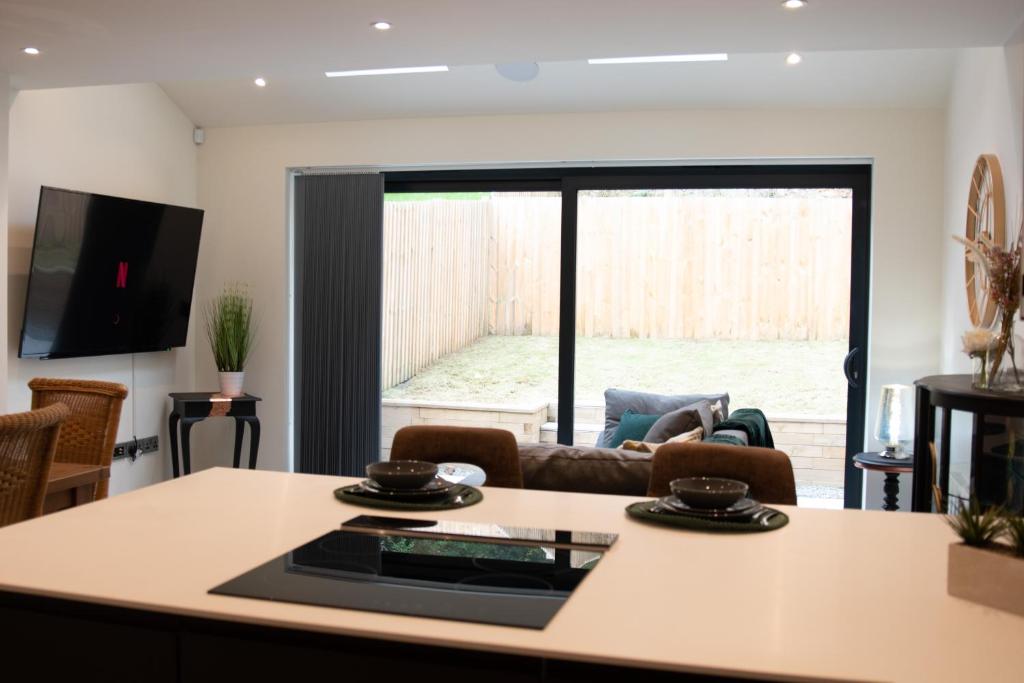 BV Comfy Spacious 3 Bedroom TownHouse At One Cliff Oak Leeds Perfect For Contractors Accommodation image 1 BV Comfy Spacious 3 Bedroom TownHouse At One Cliff Oak Leeds Perfect For Contractors image one