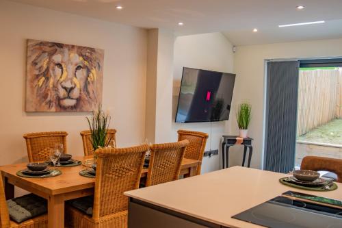 BV Comfy Spacious 3 Bedroom TownHouse At One Cliff Oak Leeds Perfect For Contractors Accommodation image 3 BV Comfy Spacious 3 Bedroom TownHouse At One Cliff Oak Leeds Perfect For Contractors image three
