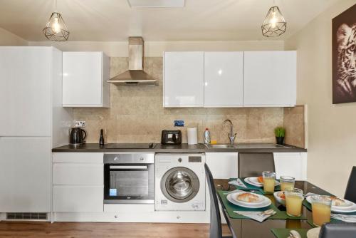 Lovely 1 bedroom unit with free parking image three