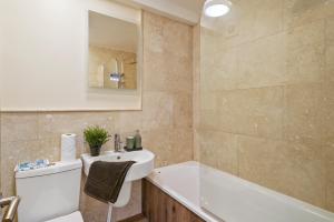 Lovely 1 bedroom unit with free parking image two