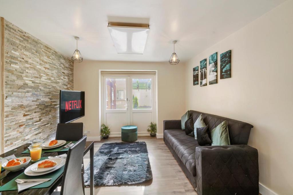 Lovely 1 bedroom unit with free parking image one