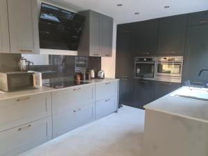 Stunning 3 Bedroom Dutch barn cottage with parking image two