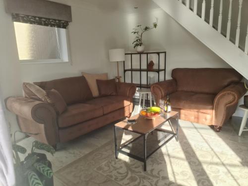 Stunning 3 Bedroom Dutch barn cottage with parking image three