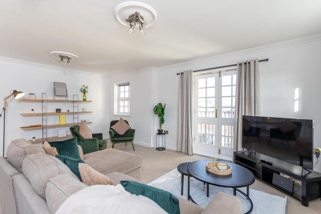 OnPoint -Spacious 3 Bedroom Apt With Parking! Accommodation image 1 OnPoint -Spacious 3 Bedroom Apt With Parking! image one
