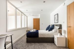 Modern 2 Bed Wharfside Apartment in Rotherham Accommodation image 2 Modern 2 Bed Wharfside Apartment in Rotherham image two
