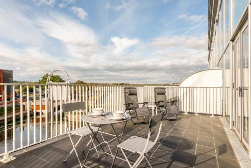 Modern 2 Bed Wharfside Apartment in Rotherham Accommodation image 3 Modern 2 Bed Wharfside Apartment in Rotherham image three